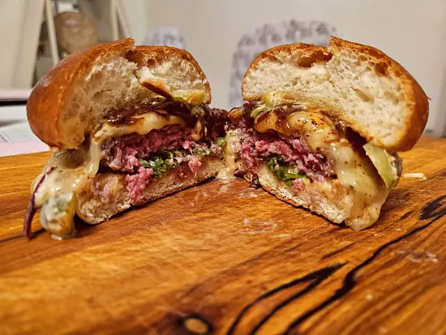 Rozkrojený burger — šťavnaté hovězí z býčka