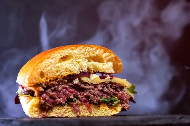 Šťavnatý hovězí burger v kouři