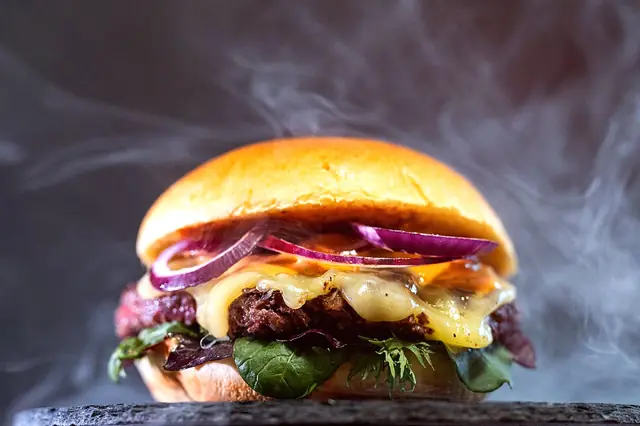 Burger Well Beef s roztaveným sýrem v kouři