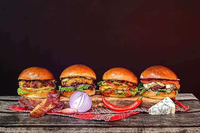Čtyři burgery Well Beef připravené k rozvozu